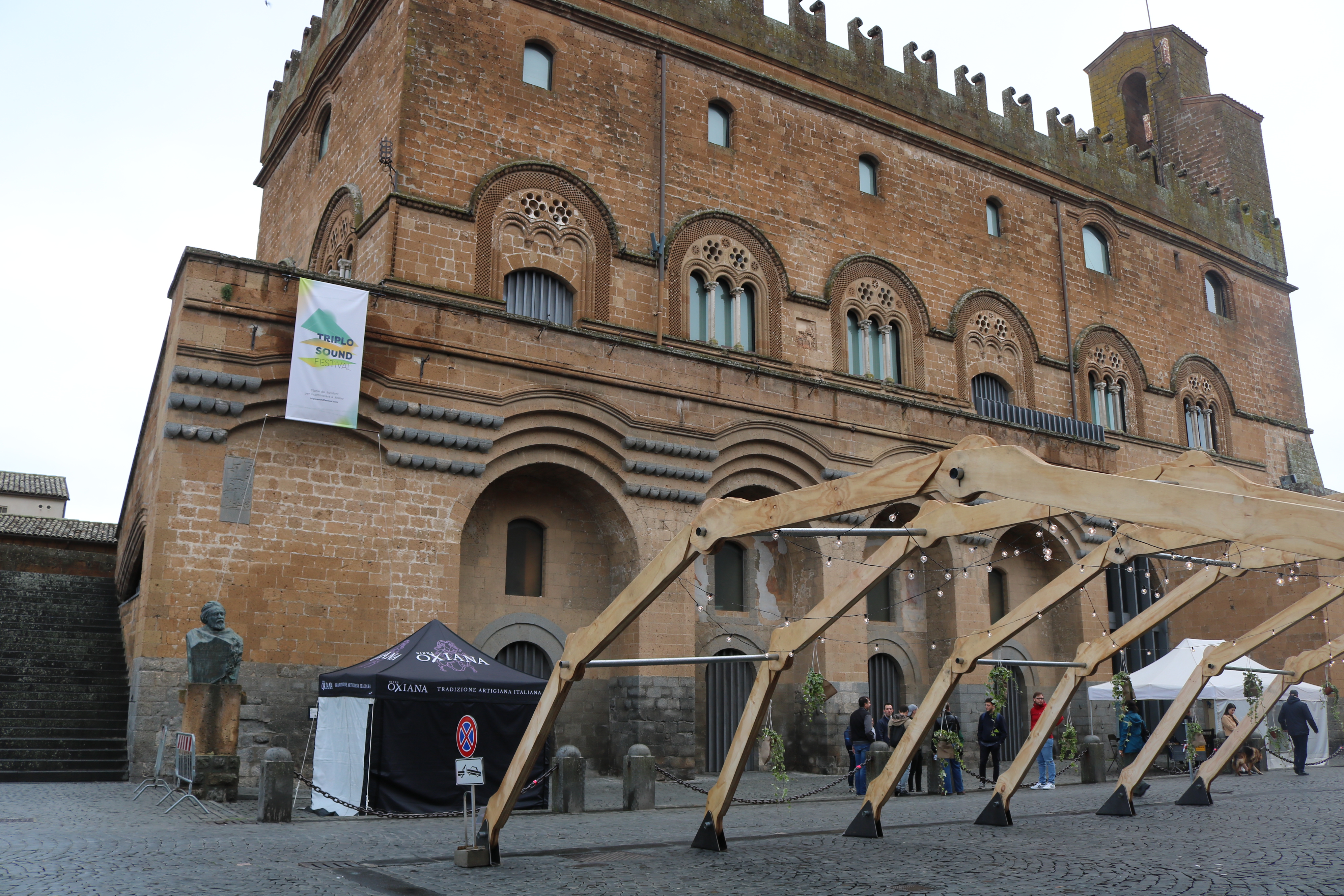 Padiglione temporaneo in legno in una piazza storica
